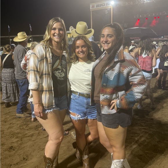 Meet your Posher, Trista - Picture 2 of 6